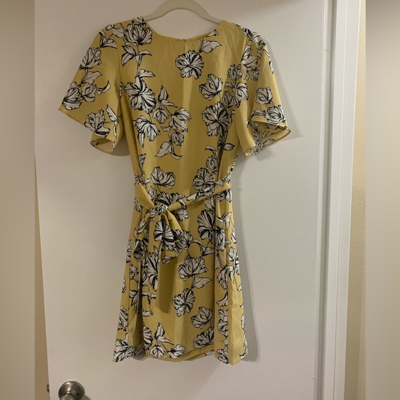 H&M Dresses & Skirts - H&M Flutter sleeve yellow floral dress